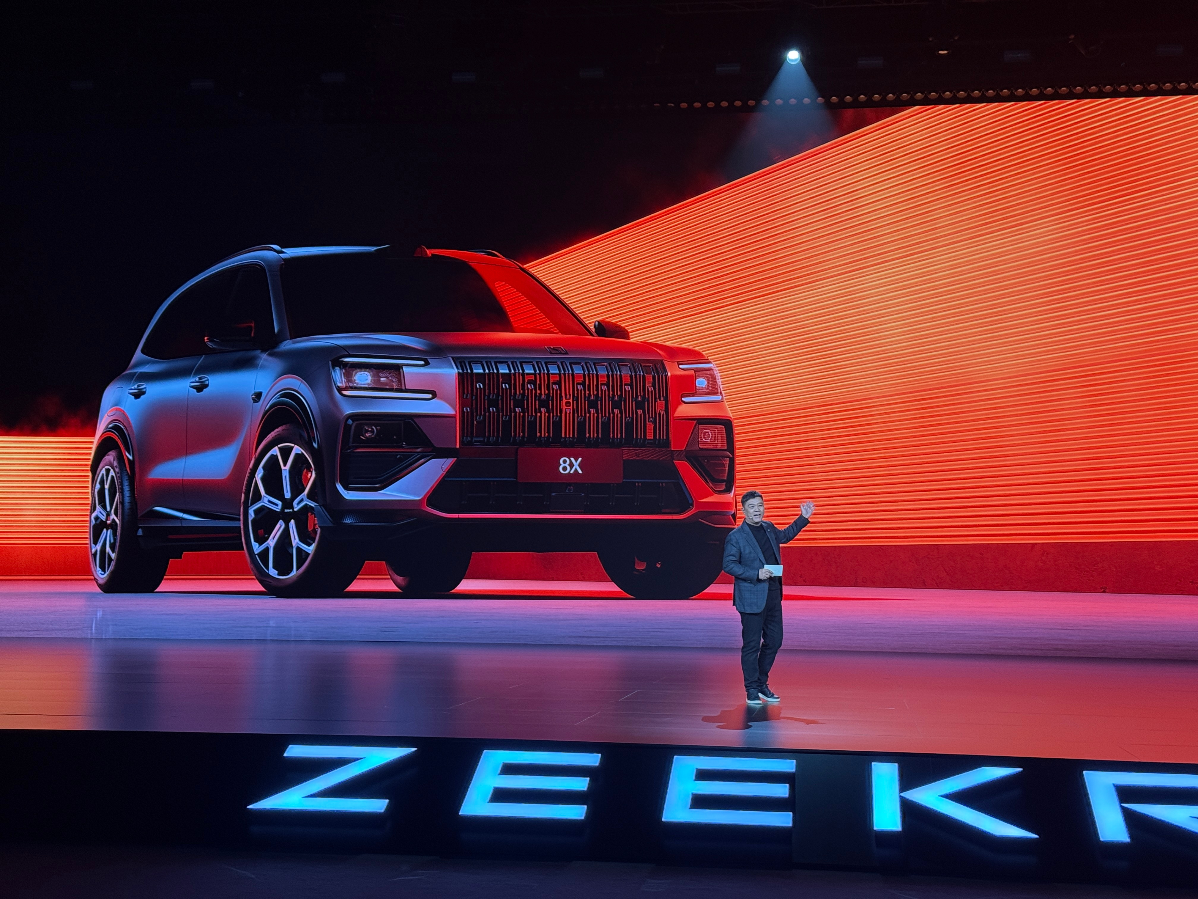 极氪8X今天晚上首发了曜影版，3电机，性能更强，零百加速2.96秒，黑色外观，黑