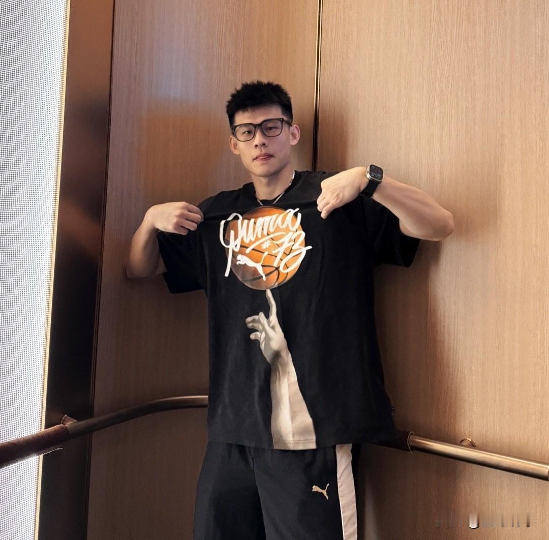 山东男篮终于得到王岚嵚，这也算是好饭不怕晚了吧！
扯了一个夏天的王岚嵚的去向今天