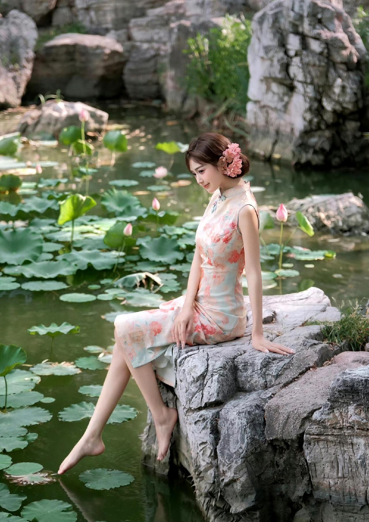 荷塘风和竹林风，你更喜欢哪个？旗袍 清新美照分享 清纯美女