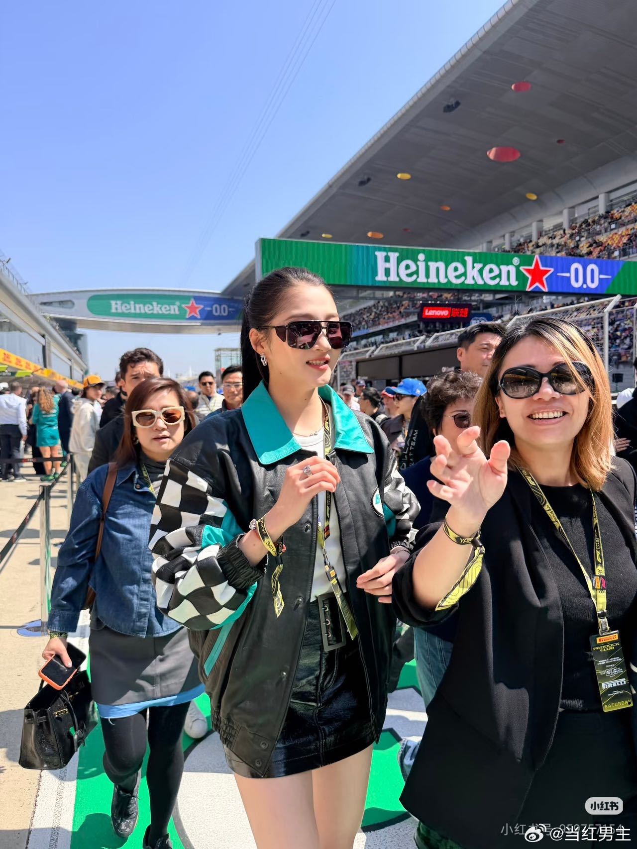 上海F1偶遇关晓彤我直接慕了🥹关晓彤在F1上海站的造型太吸睛了✨，高马尾长筒靴