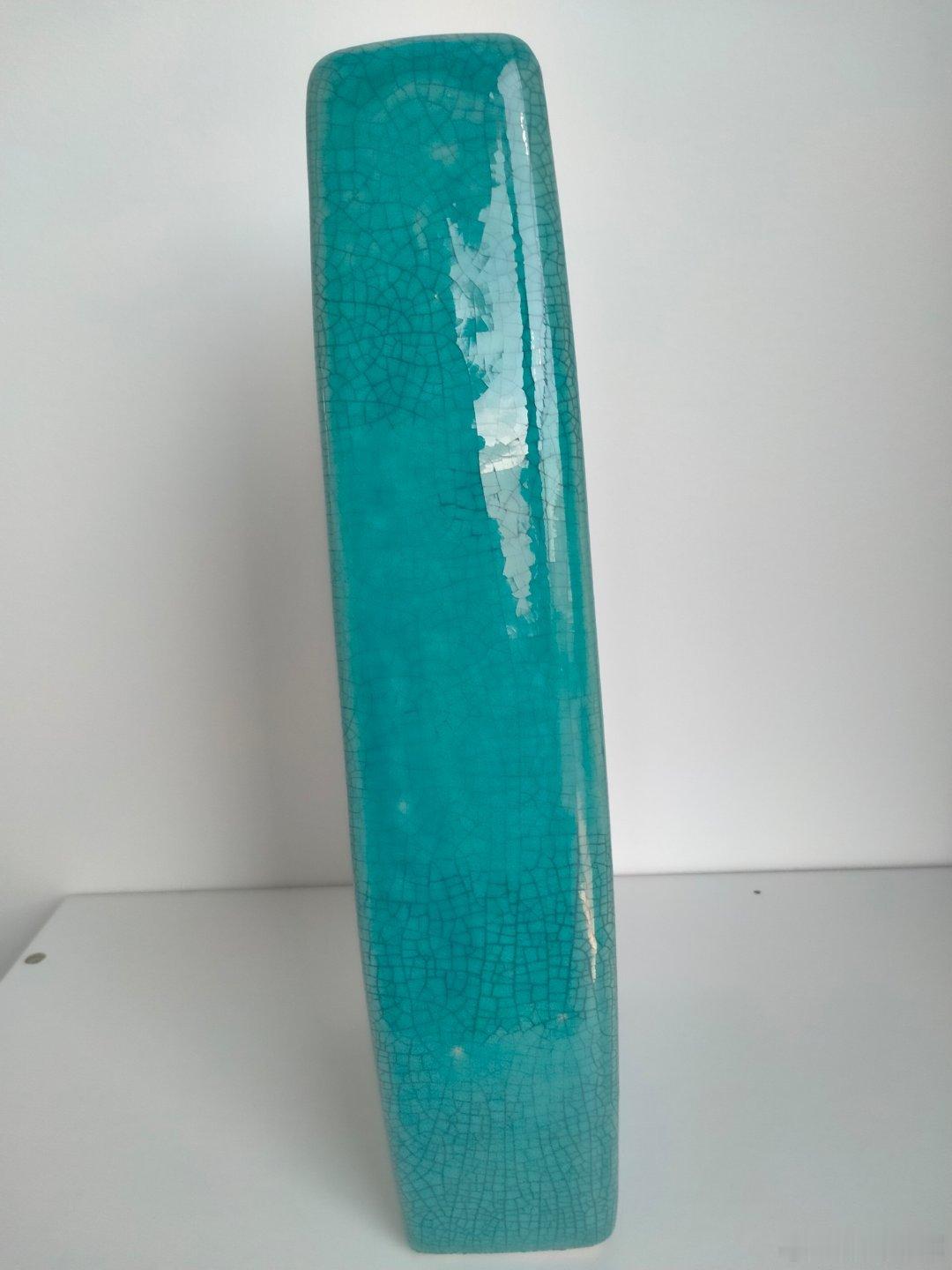 每周鉴赏收藏精品之孔雀蓝弧形扁方瓶        本件孔雀蓝扁方瓶，以素为美，以