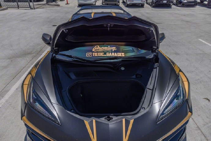 宽体贴地克尔维特Corvette C8。 