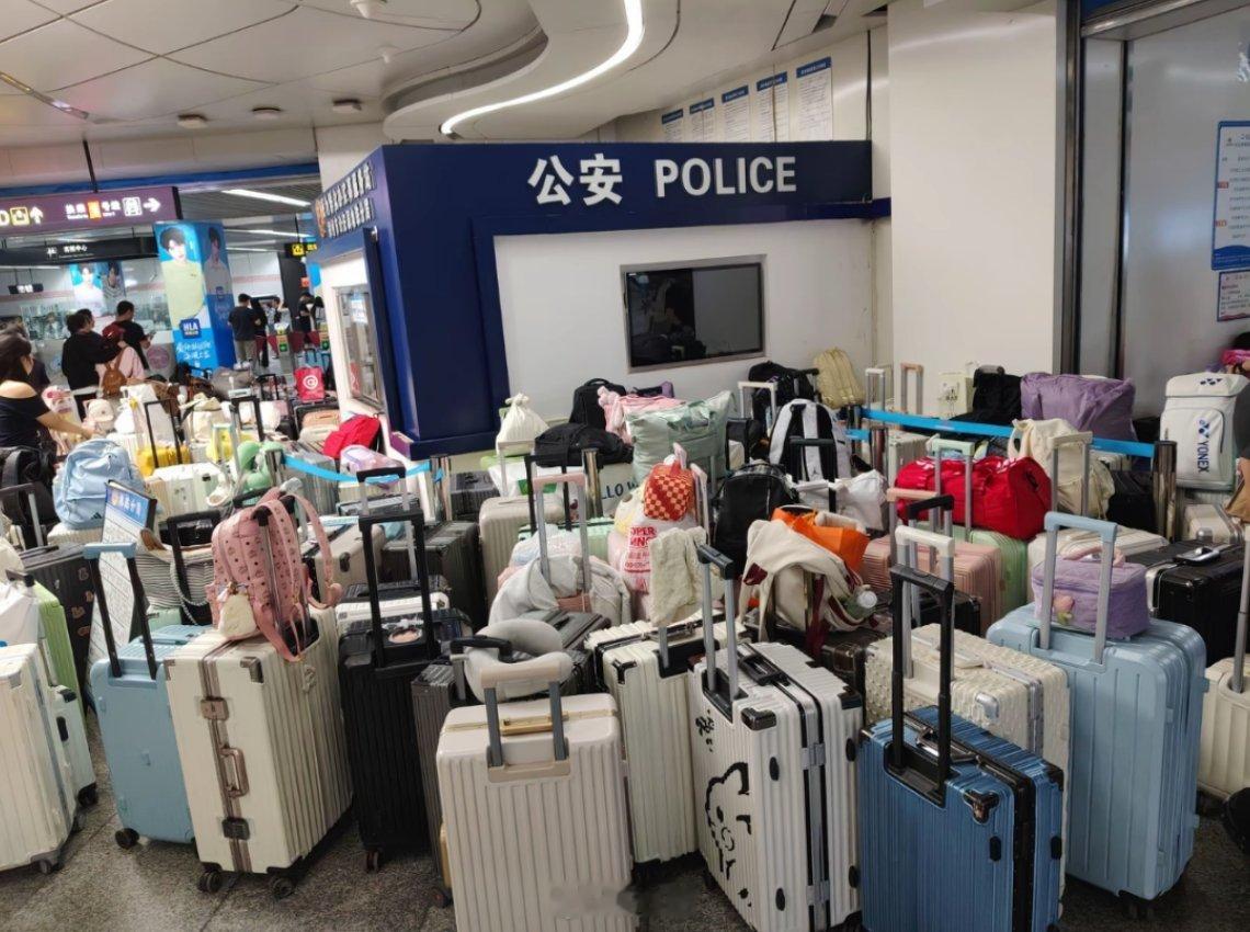 一个人旅游上厕所时行李怎么办还能怎么办，碰到一群会整活的活爹们，警察蜀黍也很无奈