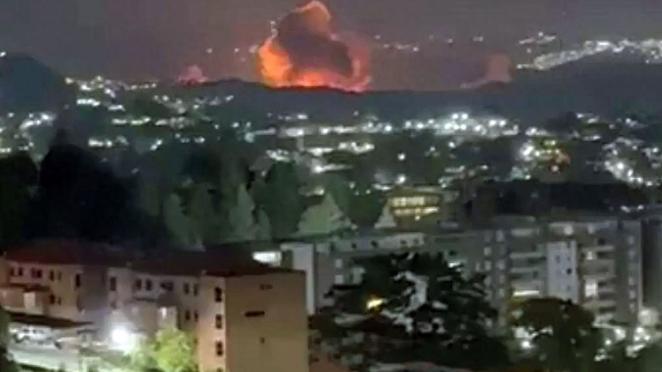 南美局势直接炸穿了，当地时间1月3日凌晨2点，委内瑞拉首都加拉加斯突然被爆炸声掀