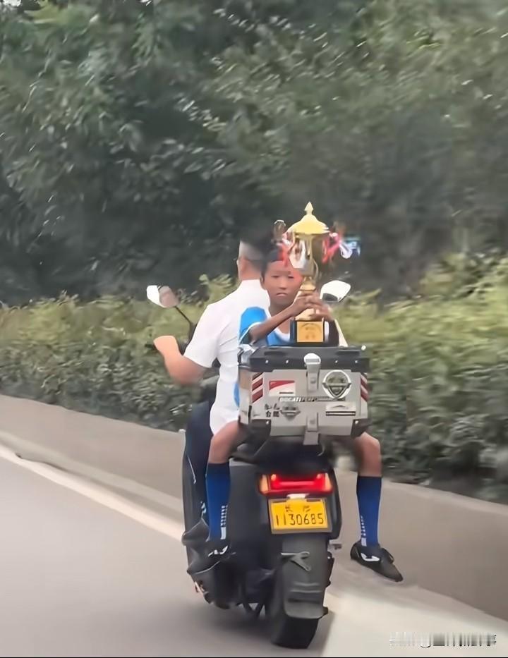 这个小孩谁家的，太高调了