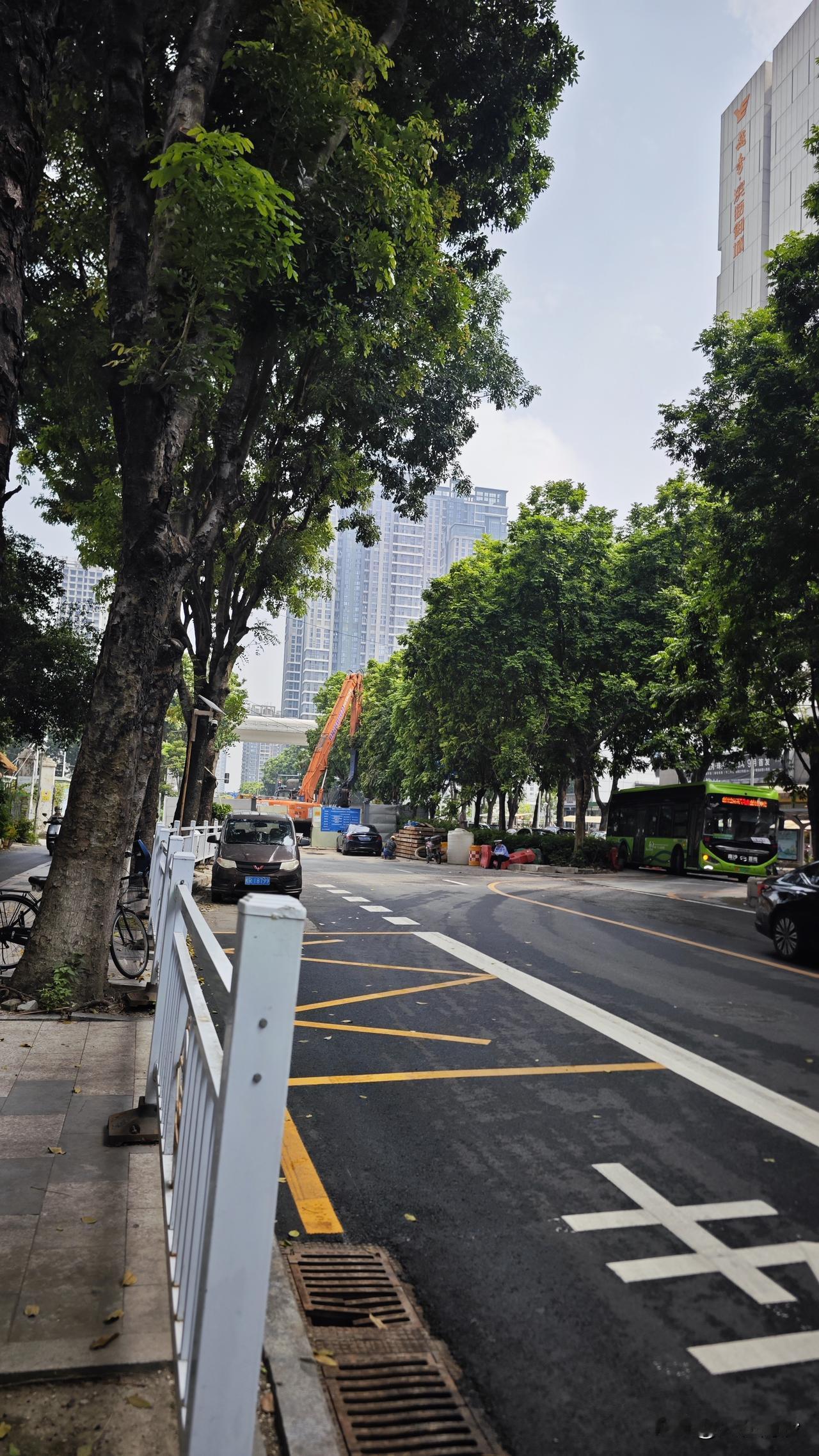 祈丰路金洲地铁站这个路口又封起来挖了！！！