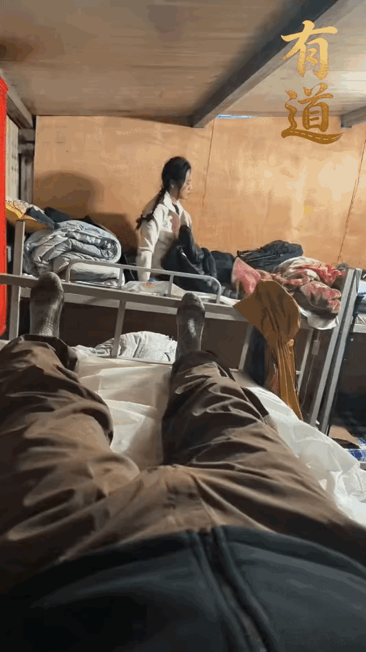 男女青年在外地打工，因工作条件不是太好，住宿条件有限就会出现男女工人住在同一宿舍