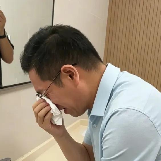 刷到李律与张书的聊天视频，内心瞬间被狠狠刺痛，忍不住红了眼眶。
 
见过无数法理