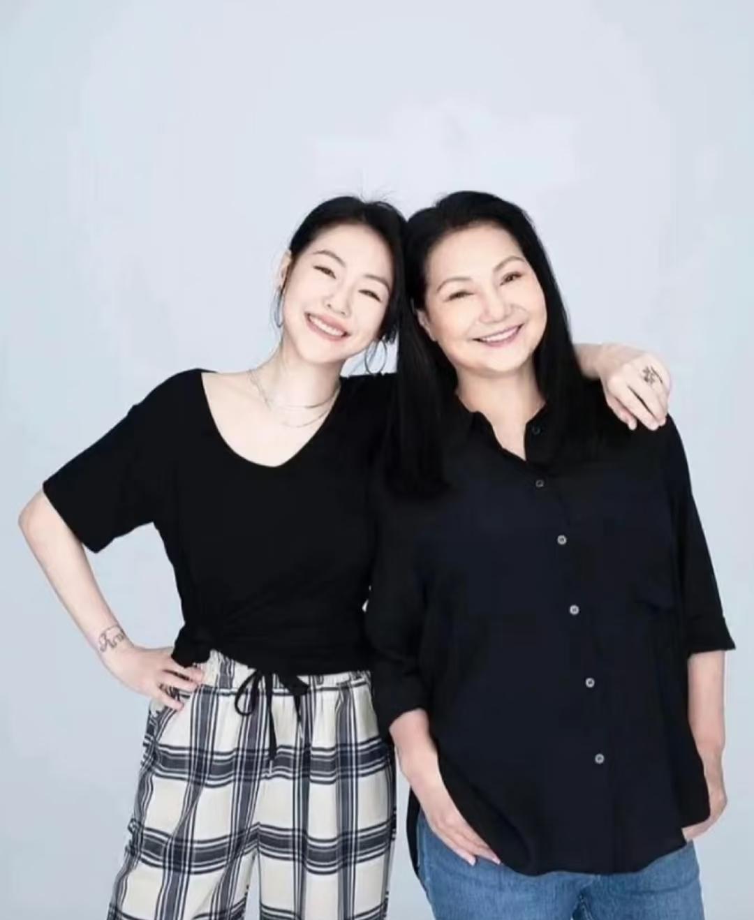 女儿过世了，徐妈最应该关心的人是两个孩子。刚开始也许太伤心了，没有精力。如今已经