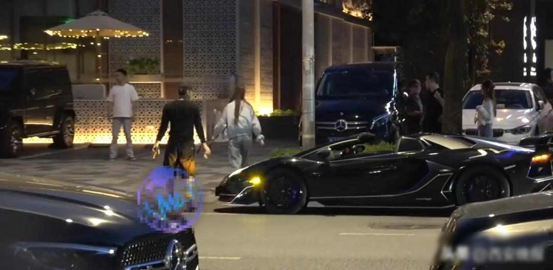黄子韬停敞篷超跑在非机动车道，
交警已查实处罚，
后续如何处理？

6月18日那
