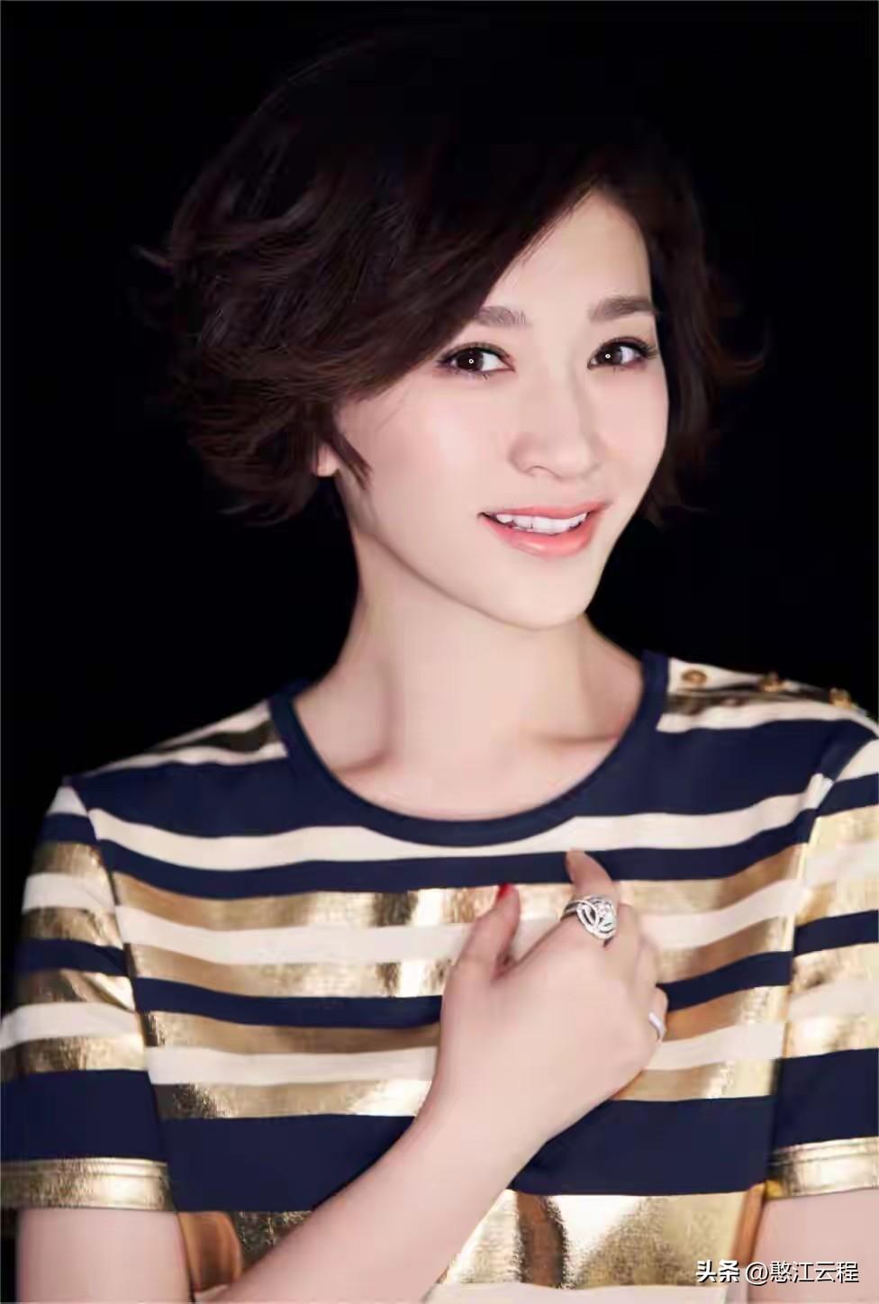 都说李小冉太漂亮了，我很少看，选择是她太美了，不忍目视。李小冉舞蹈专业毕业，如今