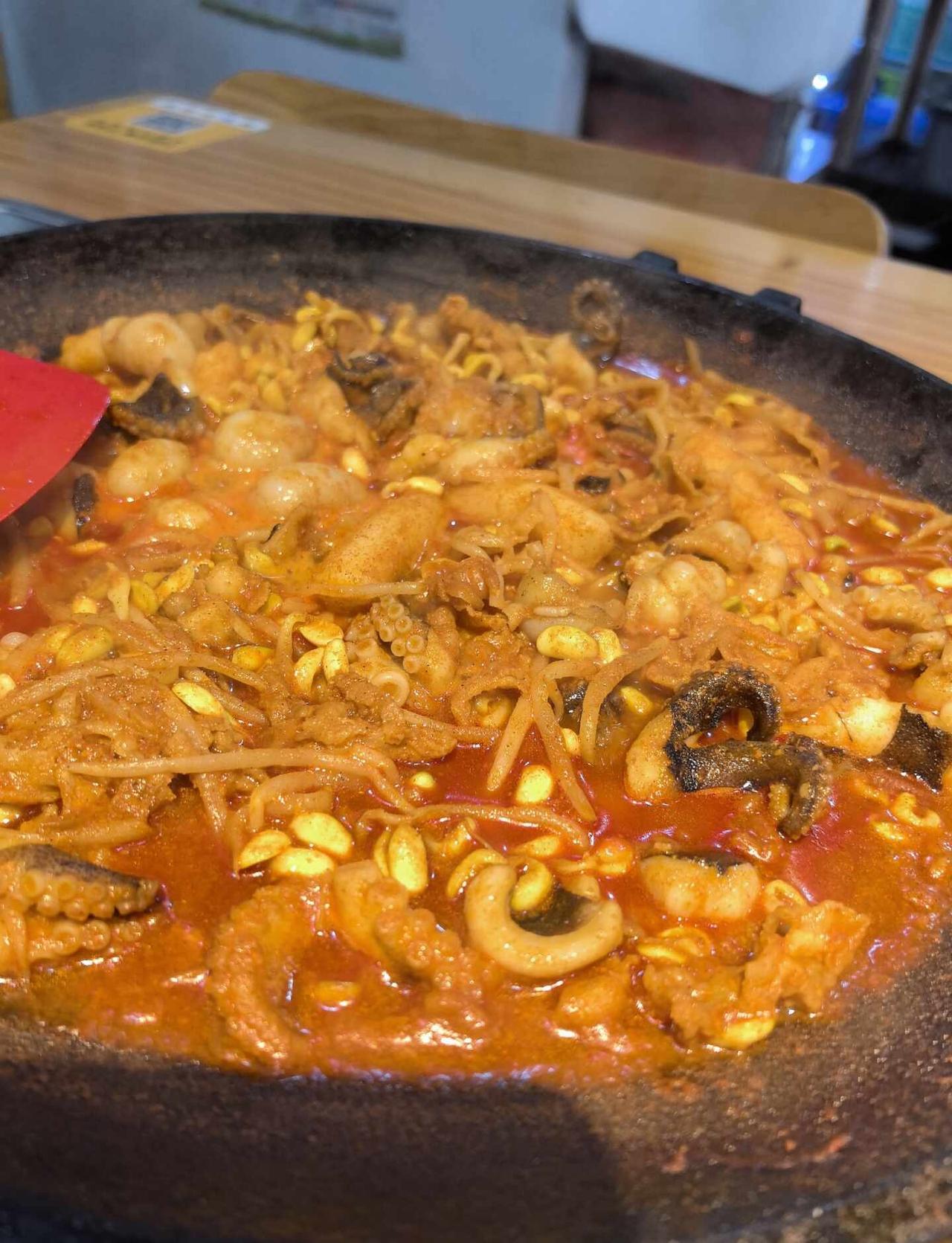 红辣椒八爪鱼+五花肉+炒饭，吃饱没烦恼❤
裸辞后玩了2个月，5月在找工作了[得意