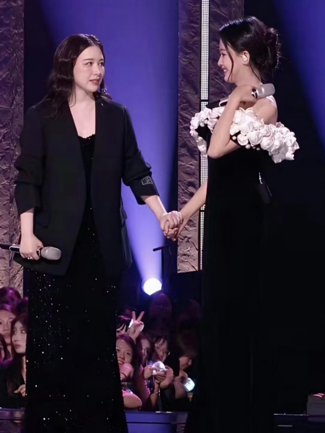 孙怡阚清子三公在一起舞台之外互相陪伴，舞台之上共同发力，孙怡阚清子三公同行太圈粉