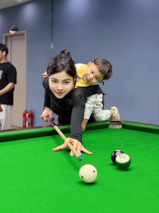 宝宝乖～看妈妈炸场！一杆清台🎱秀翻他们✌️
