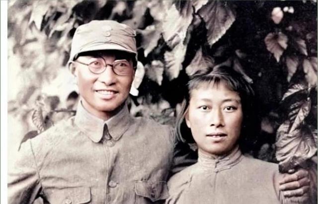 这是陈赓和夫人傅涯新婚不久留下的珍贵合影。在延安，老干部和女大学生结为夫妻，因年