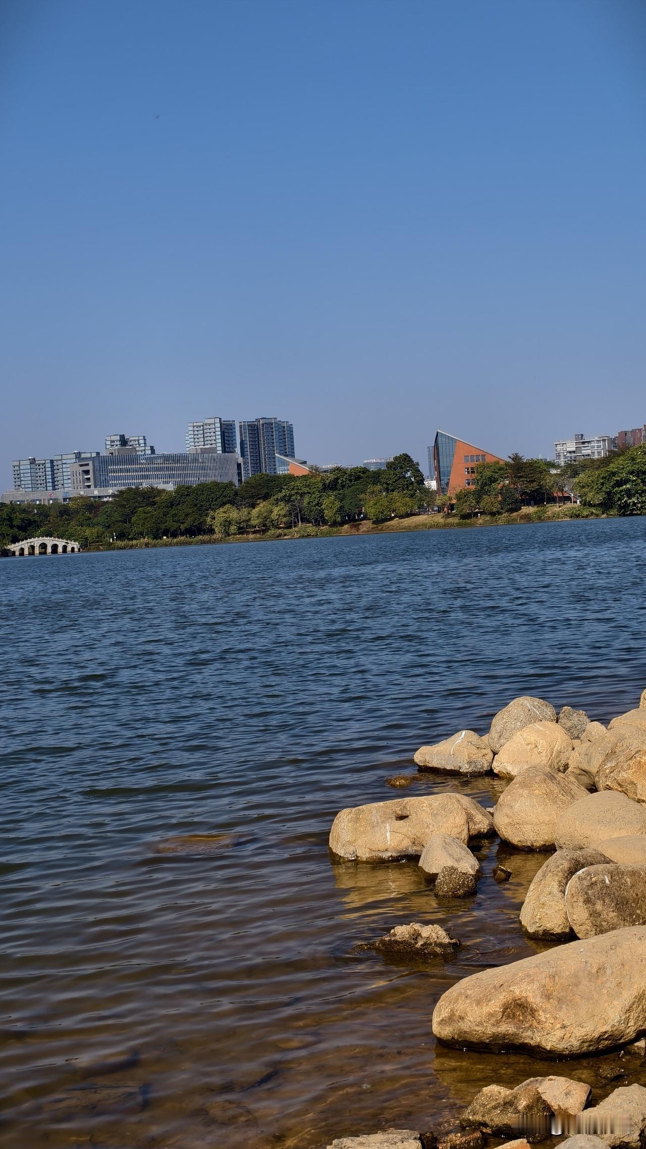 便宜的东西，
到熟人店里买，
增加感情，巩固人脉。
贵重的东西，
到陌生人店里买