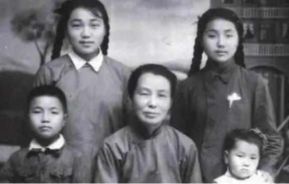 1970 年，陈独秀 58 岁的女儿陈子美身绑 5 个空油桶，带着小儿子偷渡香港