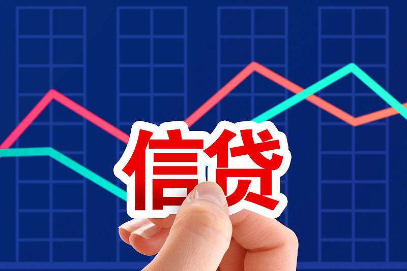 7月信贷放缓，原因主要在居民和企业两端。居民这边，楼市购房贷款遇冷，大家都克制超