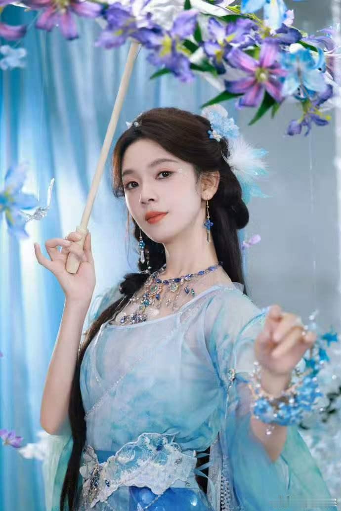 陈瑶让谢楠唱短发心怀善意懂得成全，陈瑶用行动诠释温柔，妥妥是人美心善的小天使。 