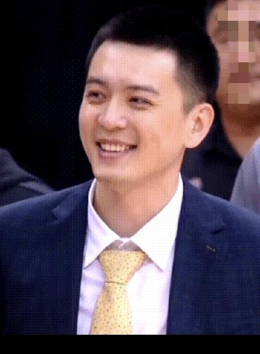 昨晚，辽宁男篮迎来四连败。
赛后的发布会上，杨鸣有句话是意味深长，“球队需要改变