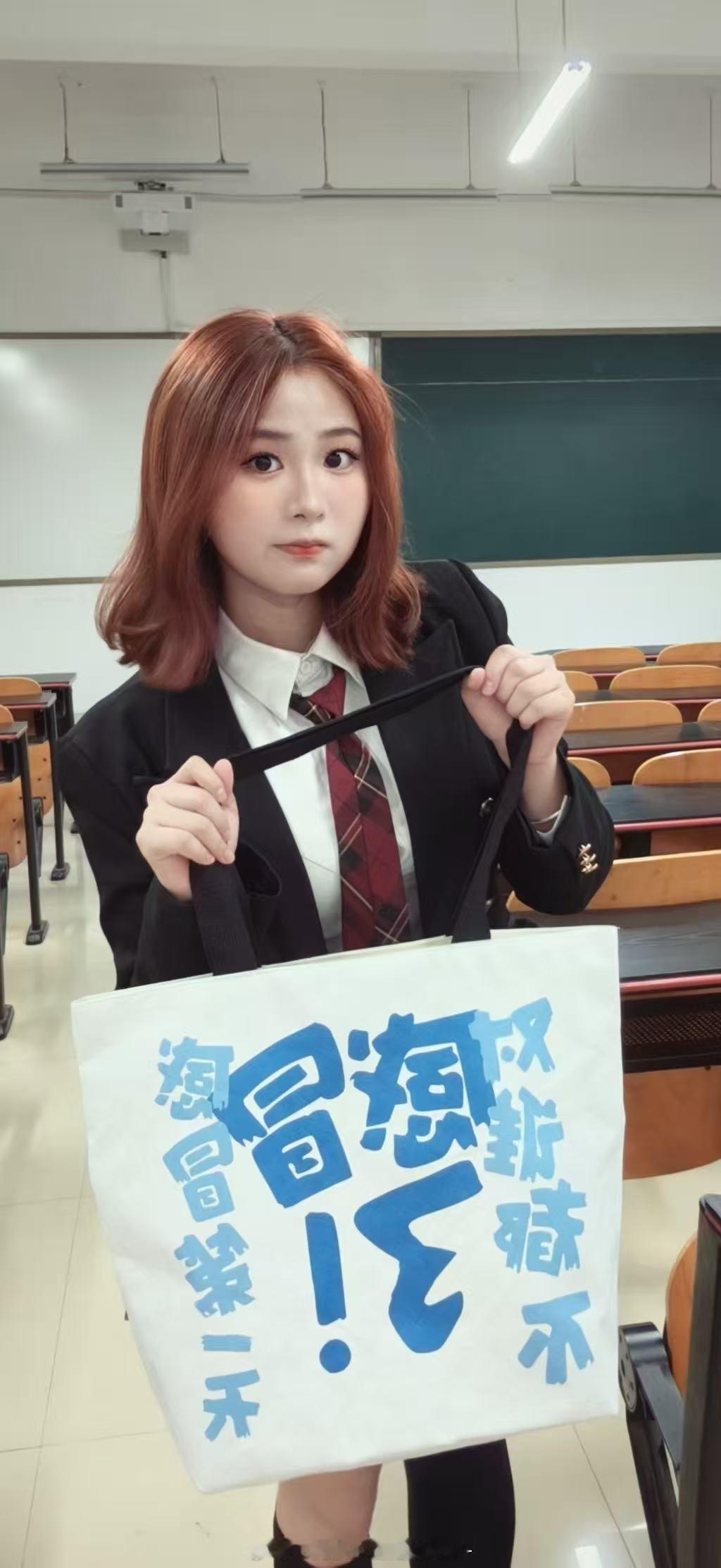 感冒第一天对谁都不感冒了 脑袋昏沉得像灌了铅，连抬手的力气都欠奉。裹紧被子缩成一