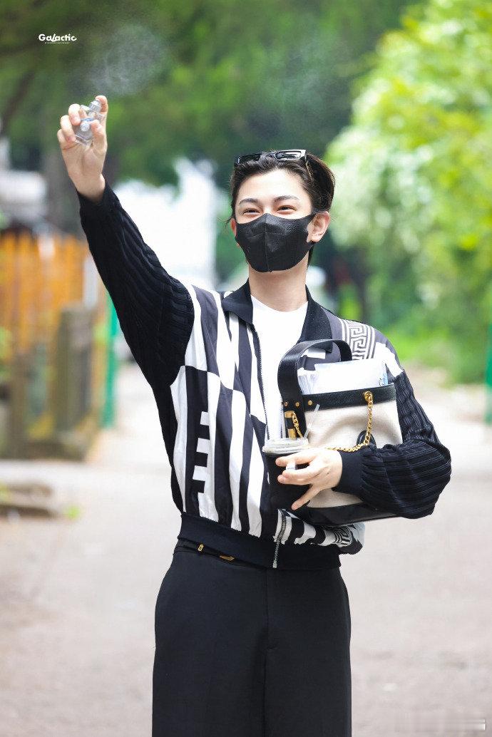 丁禹兮代言香水粉丝先闻 丁禹兮的香水粉丝先闻 很难不被丁禹兮的小举动打动，身为品