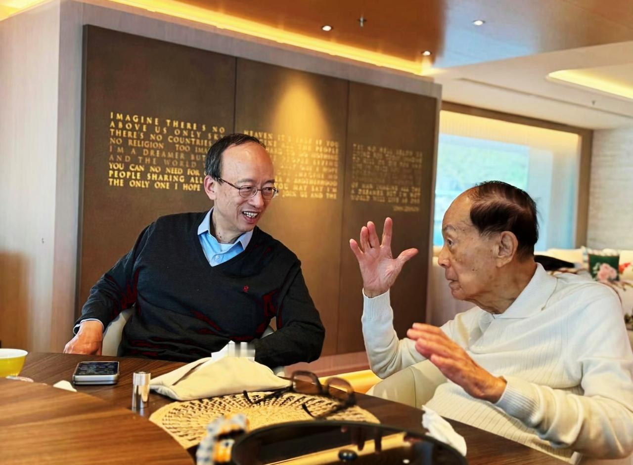 近日，97岁的李嘉诚与医生见面，年近百岁的李嘉诚头发竟然还是乌黑色，发量也比想象