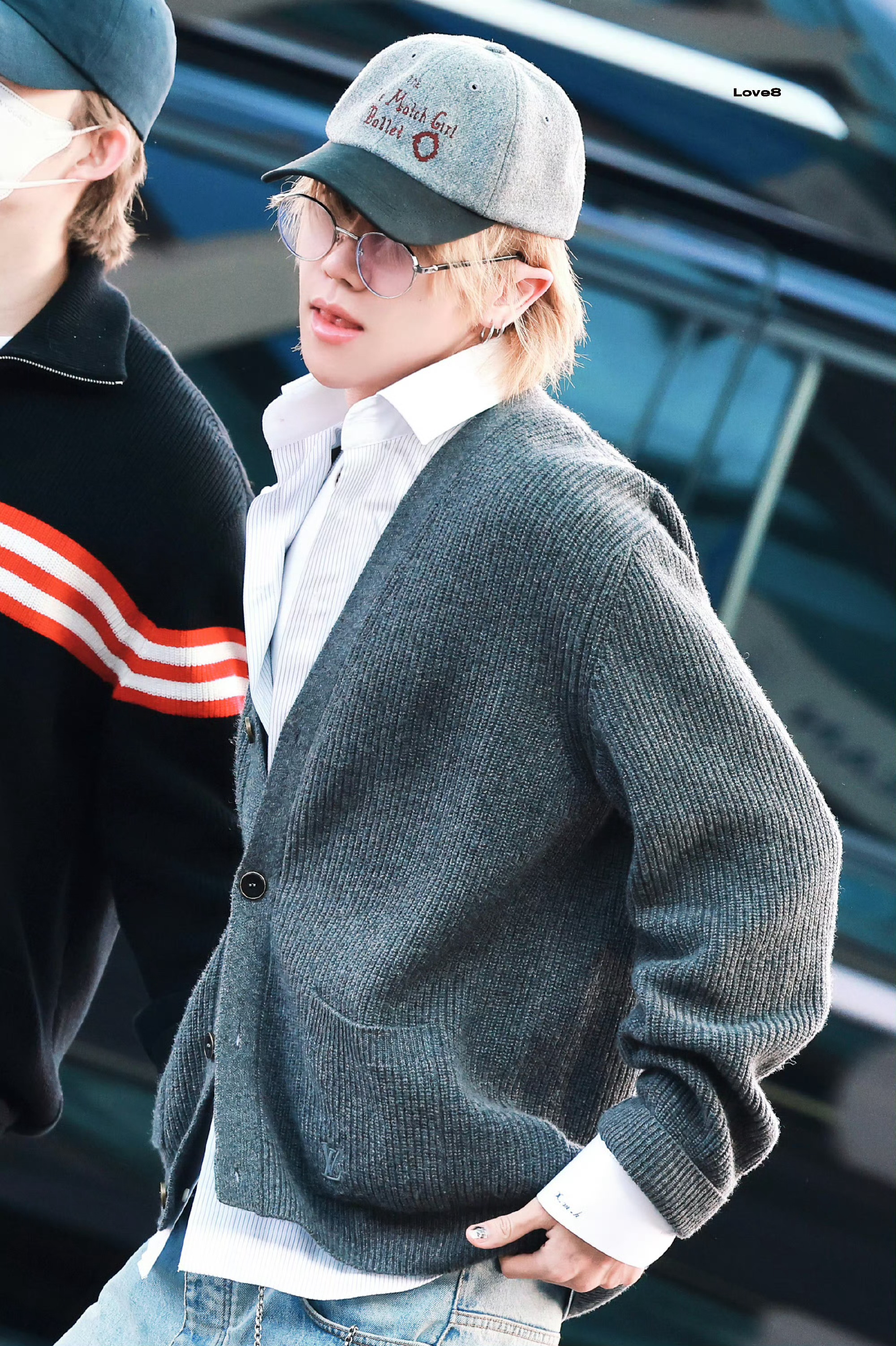 徐明浩慵懒风穿搭 徐明浩出发曼谷机场路透～灰色针织+白衬衫+银丝眼镜+棒球帽，袖