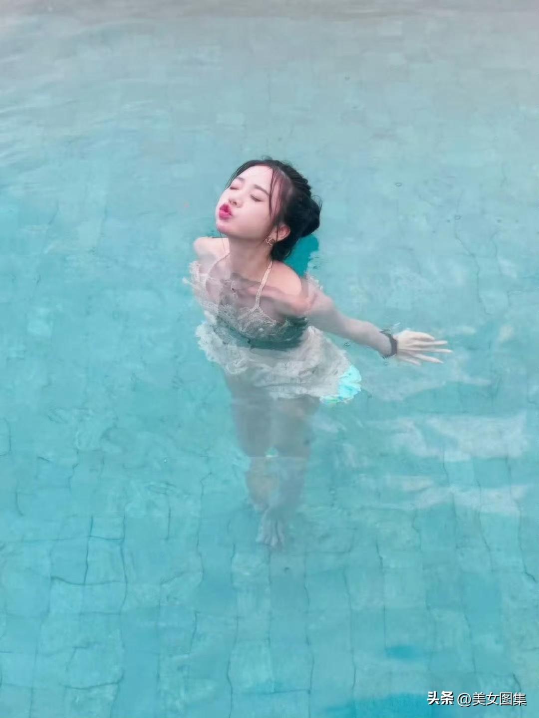 张紫宁沙滩泳装图集，娇俏甜美的小姐姐。碧海蓝天里的张紫宁，娇俏少女感拉满☀️
 