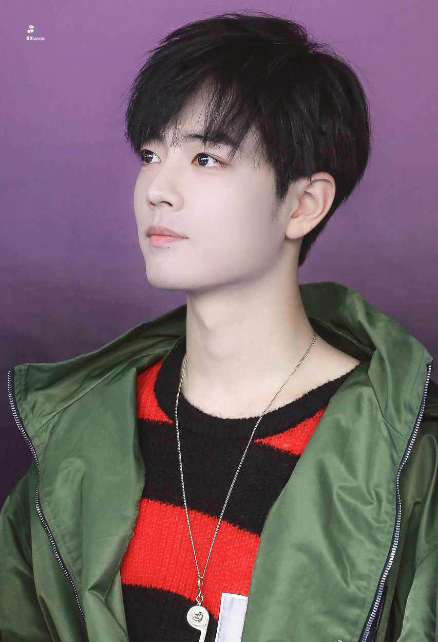 好温柔好治愈的青葱小赞！肖战主动绕行至路边与粉丝互动📮代拍称肖战打败了一众韩星