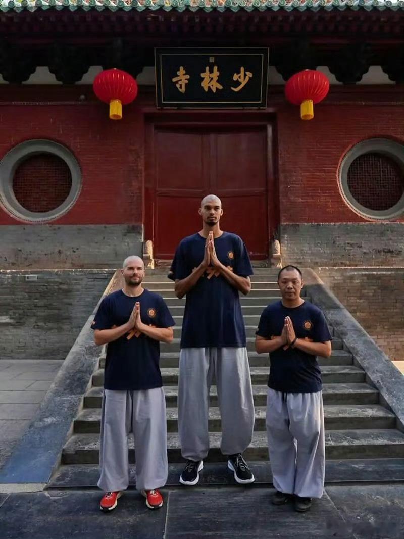 文班晋级总决赛获少林师傅祝福昨日进行的NBA西决G7，马刺客场力克雷霆，大比分4