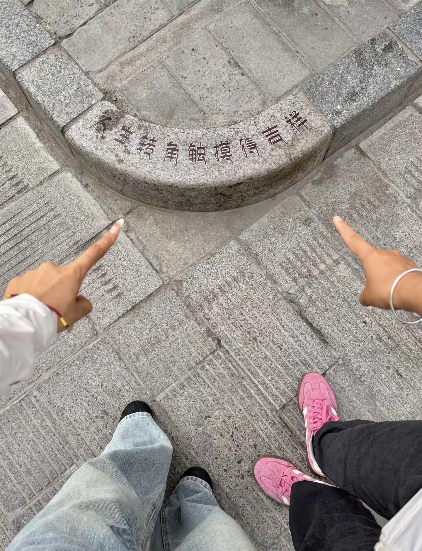 附近有个小吃街，让我印象深刻的有几个名字，分别叫武大郎烧饼、凤姐肉片、猛女榨汁…