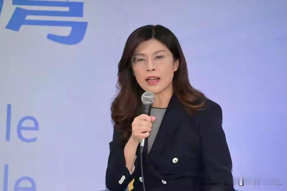 今天郑丽文张口就妄言“谈统一是空想”，既喊着“抵抗武统”又叫嚣“反对和统”，还大