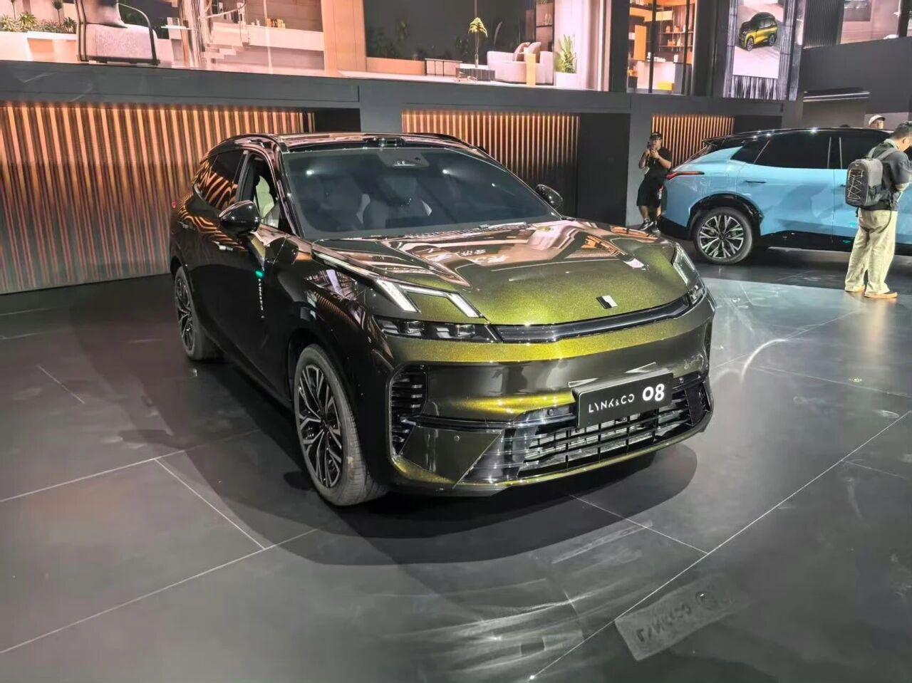 全新领克08 抓住了潮酷年轻人内外兼修，即玩潮流，又玩性价比，这是全新领克08的