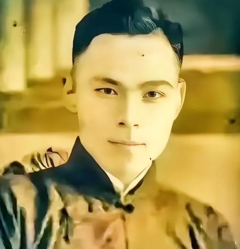 1939年上海擂台，魏庆春被武士刀捅穿胸膛，他没倒下，反而顶着刀锋往前走，台下七