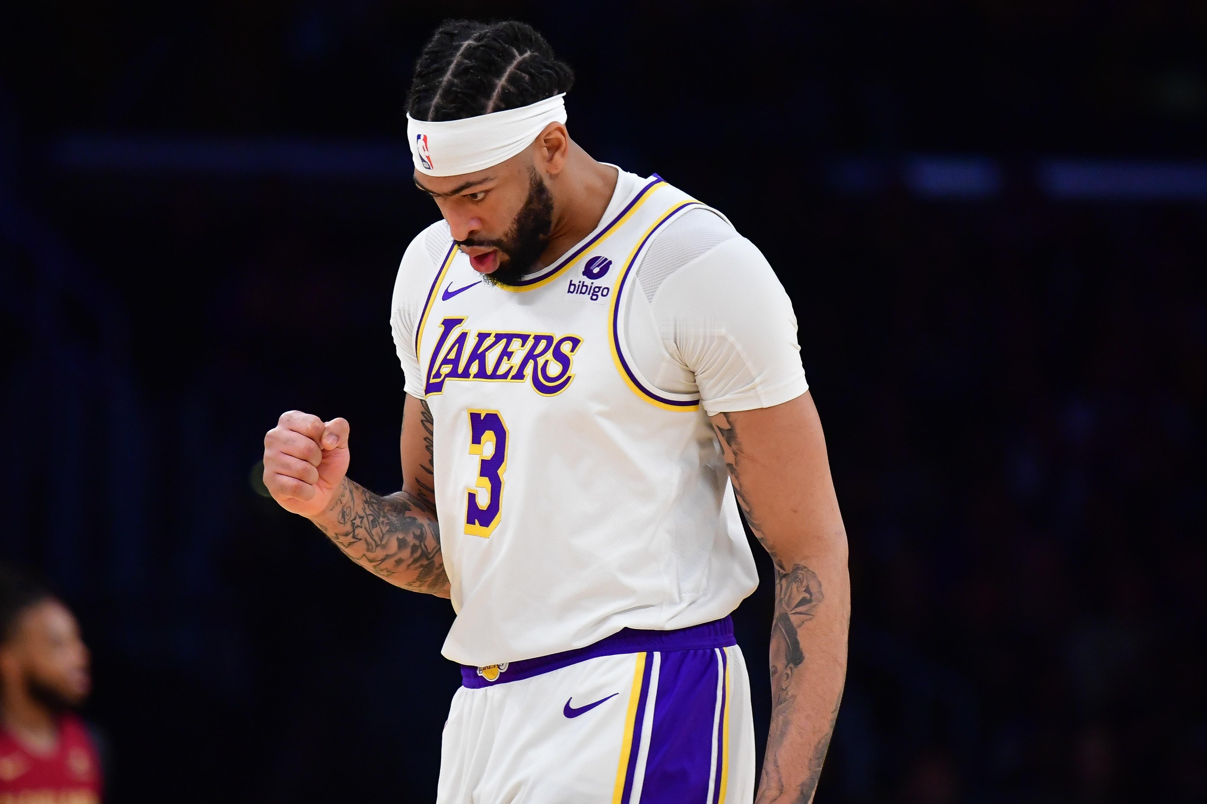 今天，NBA官方公布了本赛季最佳防守球员候选名单：阿德巴约、戈贝尔、文班亚马，浓