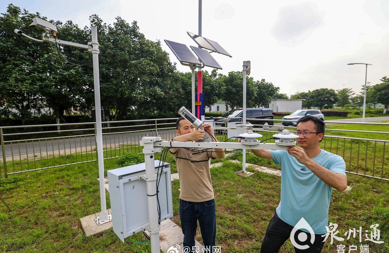 【石狮湿地公园辐射自动气象站启用】日前，石狮湿地公园辐射自动气象站安装调试完成并