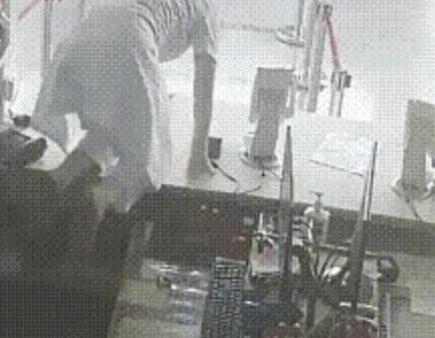 濮阳收费员跳窗救人走红，平凡善意最动人
 
这下好了，不仅濮阳的人知道了，连全国