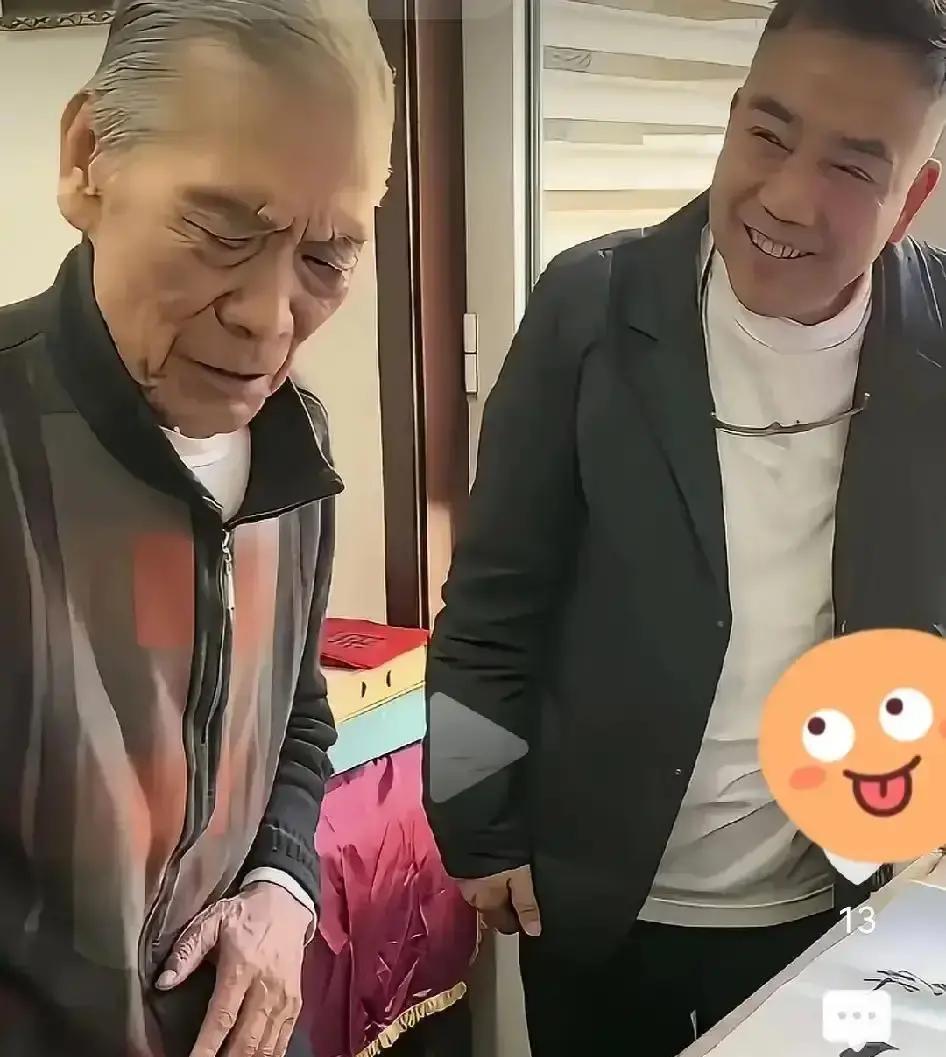 八十岁的老先生，被架到镜头前当“道具”，就为了给一个八竿子打不着的人挂“侯宝林弟