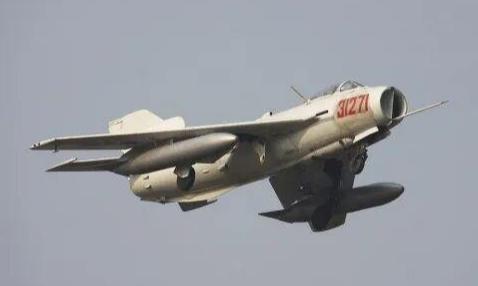1964年，我军两架歼- 6战机从青岛秘密南下，途经上海时，两架飞机关掉通讯，放