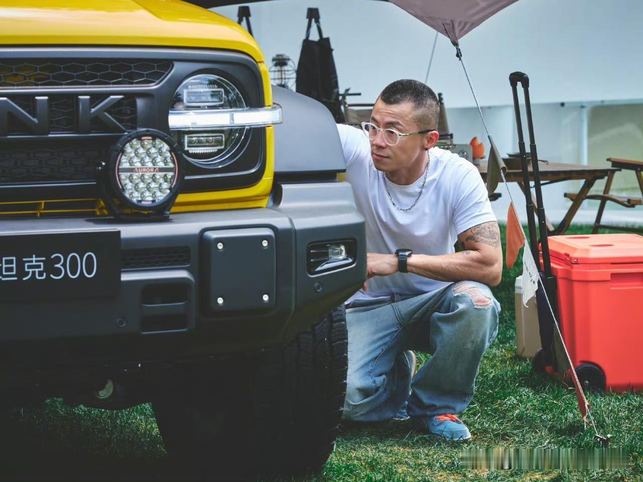 没想到吧，长城居然是震哥陈震解禁后的第一条正儿八经商单。
说实话，陈震的形象还是