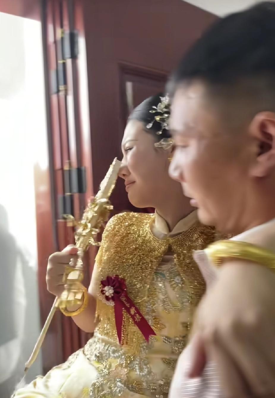 岀嫁的女儿刚化好妆，站在旁边的父亲一把将女儿抱了起来，父亲说出的一句话，更是让女