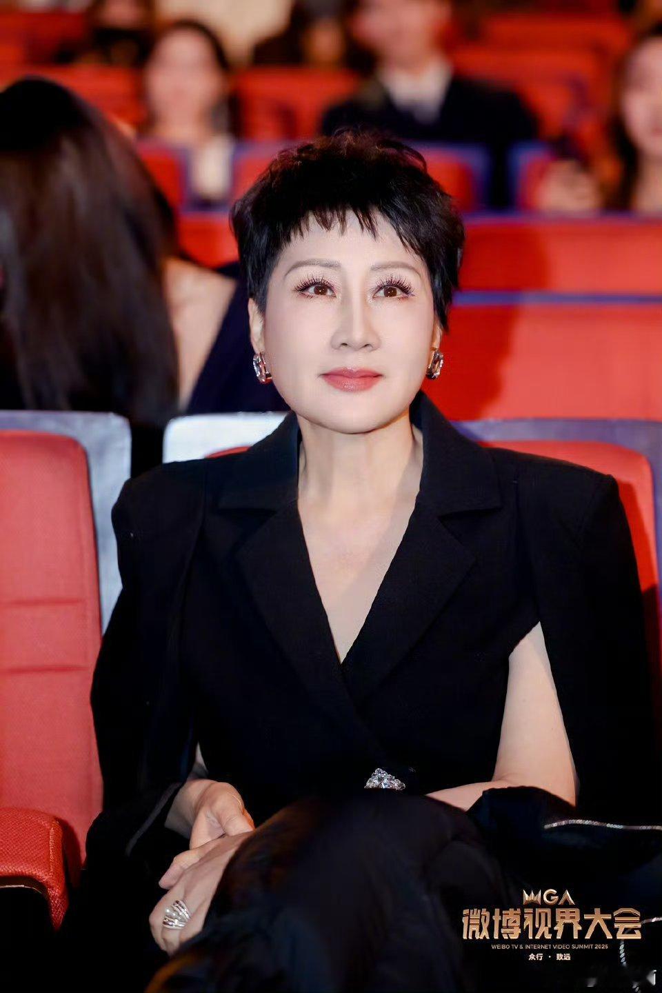 张凯丽回应63岁穿黑丝想穿就穿啦！ 穿的挺好看，身材也很好，很搭啊 ​​​