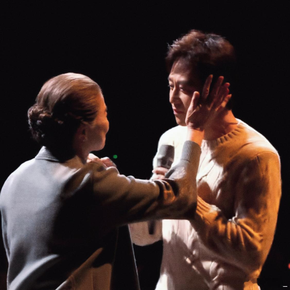 原来把邓超电池抠了是这样的邓超新歌上线没等来邓超的欢脱，却被这曲唱到心里。母子相