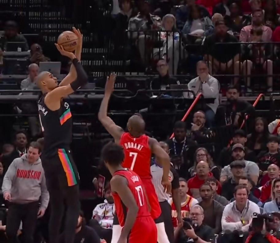 天赋亦有差距！杜兰特也无可奈何！

今天，火箭队坐镇主场迎战马刺队，杜兰特与文班