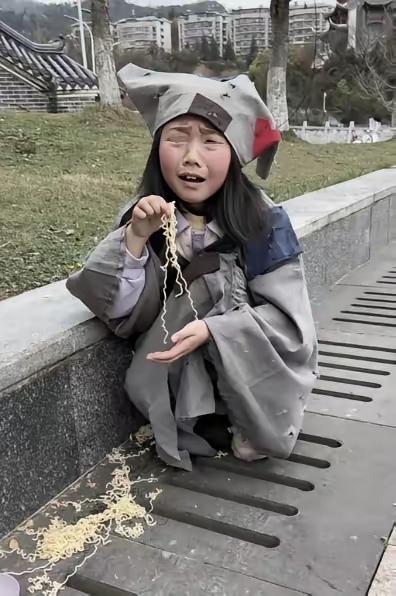 哥哥的女儿 5 岁失踪，我去海南旅游，一个小乞丐突然喊我名字。
我当时正啃着椰子