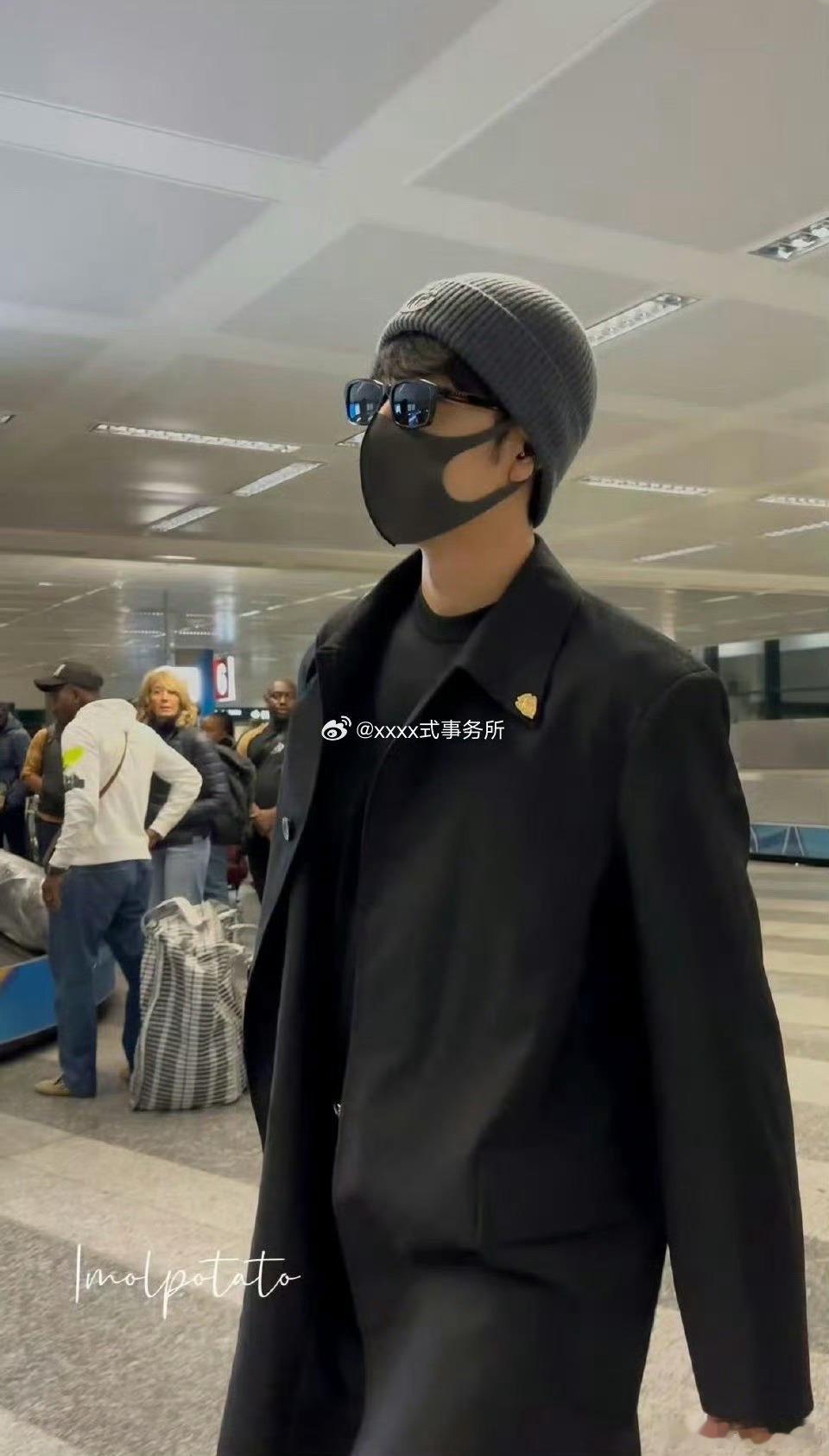 肖战戴冷帽肖战冷帽到达米兰 肖战戴冷帽完美诠释优越的头型 