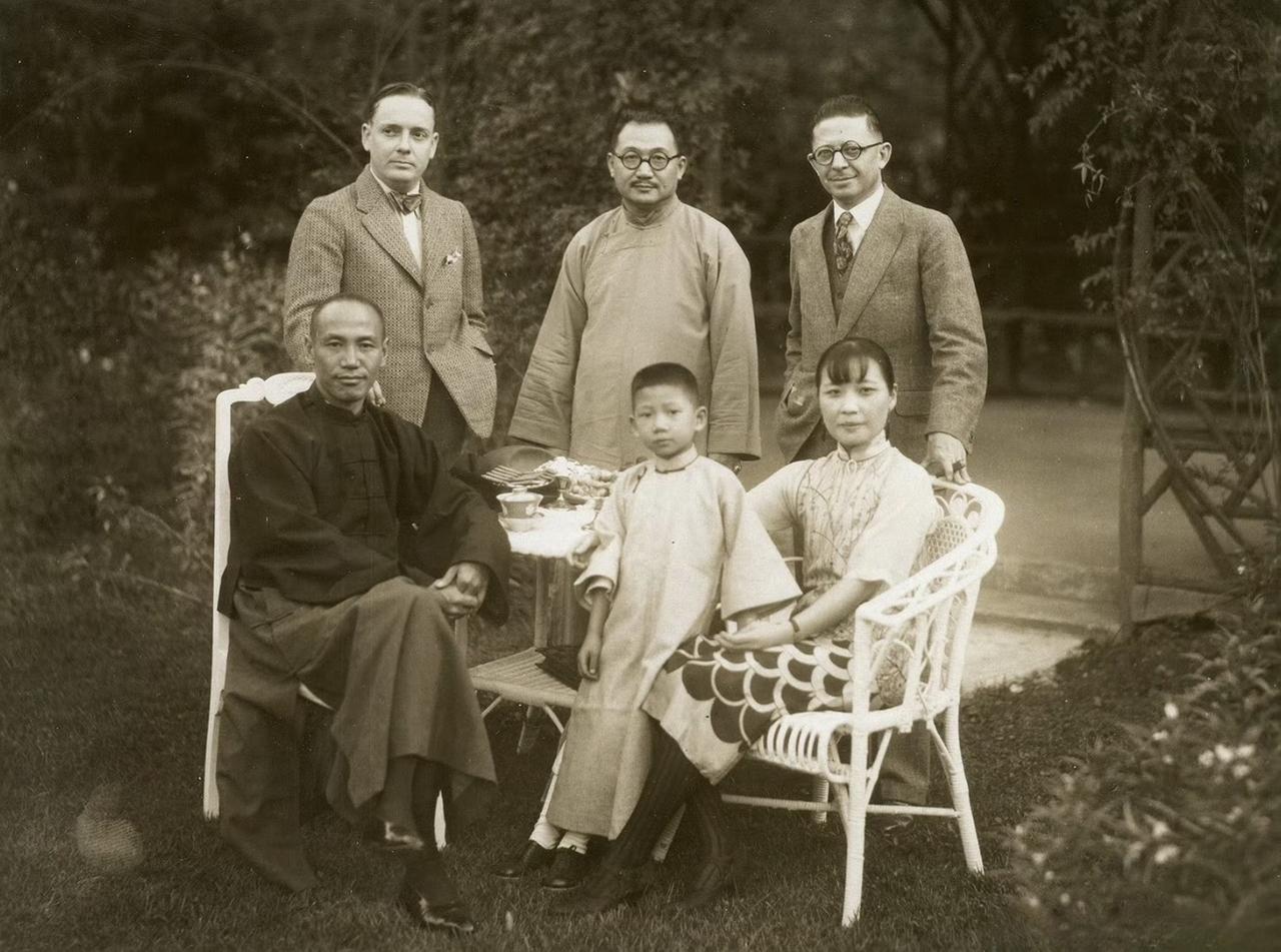 没想到蒋介石宋美龄少见没穿正装的松弛同框，居然是专门陪孔家小外甥拍的家常照。后排