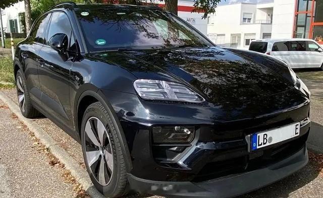 #新能源汽车# 【保时捷电动Macan无伪装谍照曝光，配前后双电机】近日，保时捷