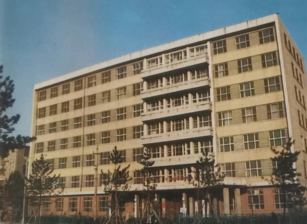 青城印记
这是位于锡林郭勒南路北端路东的原1“呼和浩特市总工会1974年兴建的呼